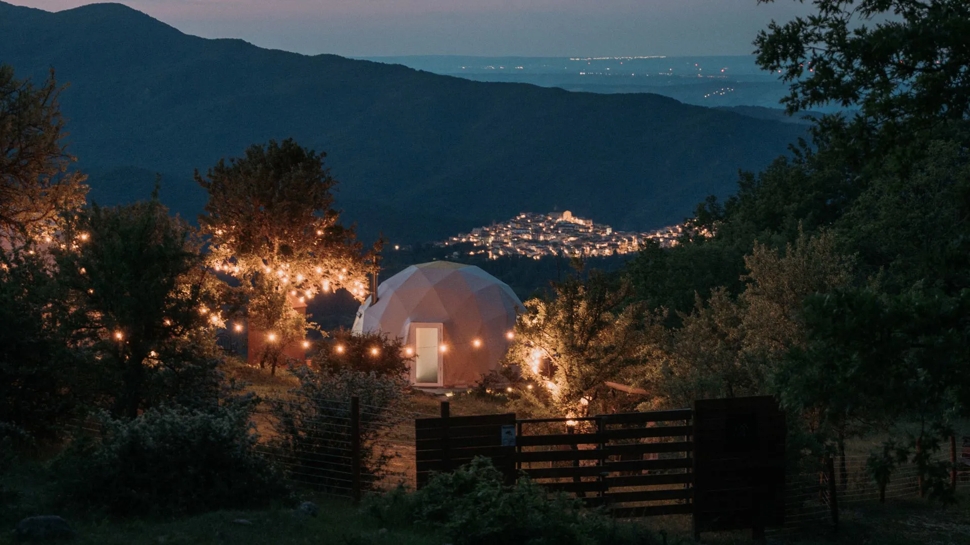 Aura glamping di notte
