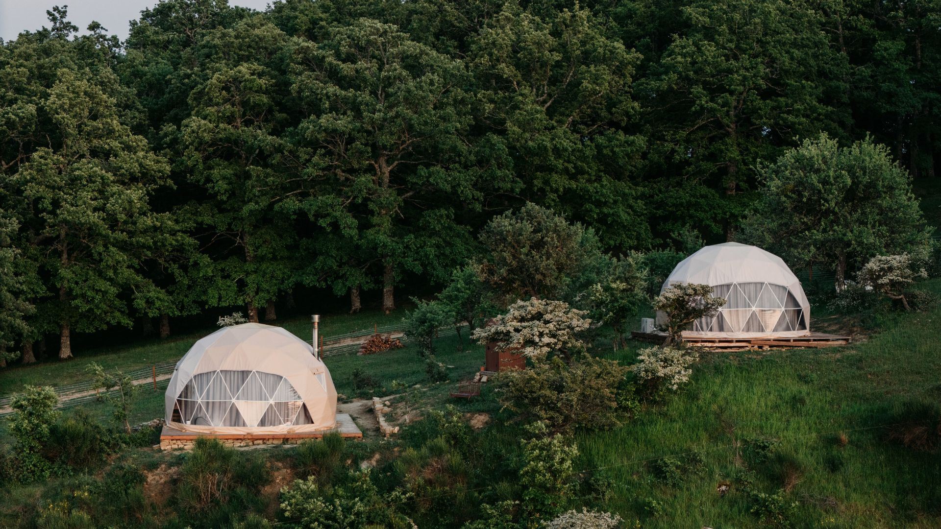 Le cupole di Aura Glamping al tramonto